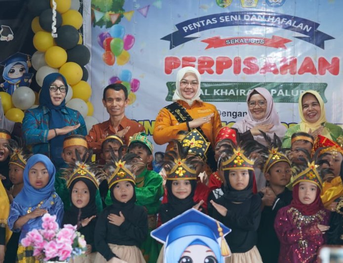 Bunda PAUD Bangga Lihat Penampilan Anak TK Alkhairaat Palupi