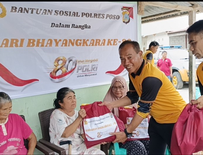 Polres Poso Bakti Religi dan Bansos di Pura Jagat Nata Stana Narayana