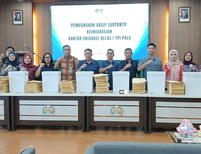 Penuhi Amanat Undang-Undang, Imigrasi Palu Musnahkan 15.000 Arsip Subtantif