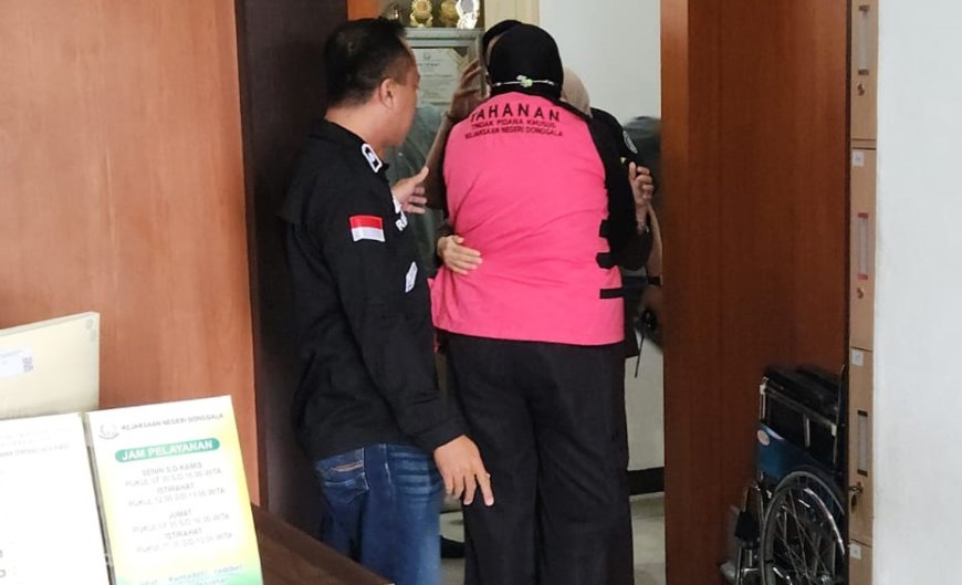 Penahanan Tersangka Korupsi PDAM Uwe Lino Donggala Diwarnai ‘Drama Air Mata’