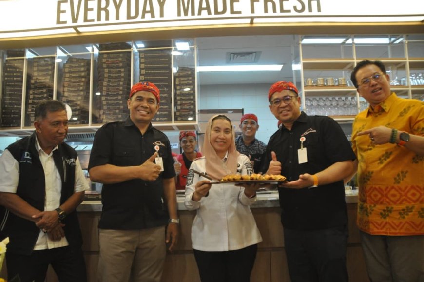 Wawali Reopening  Outlet Pizza Hut Palu