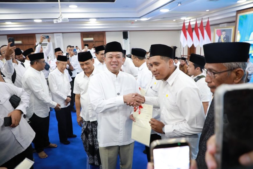 Menteri Nusron Serahkan 243 Sertipikat Tanah Wakaf di Jawa Tengah
