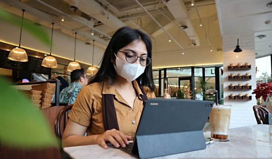 Posisi Duduk Tak Ergonomis Memicu Nyeri Pinggang pada Usia Muda