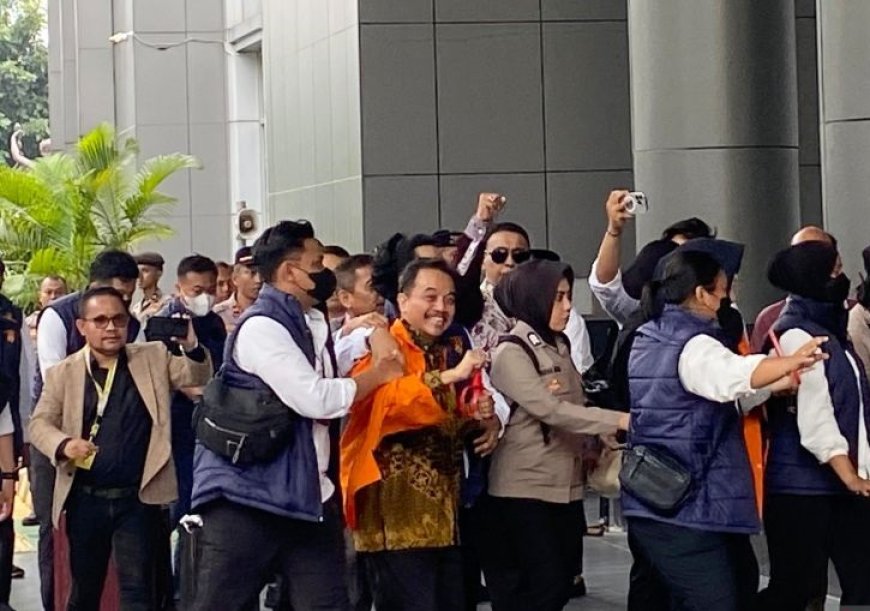 Pakai Baju Oranye Tahanan, Roy Suryo dan Tifa Tiba di Kejari Jaksel