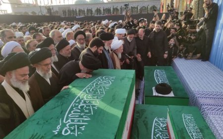 Shalat Jenazah di Masjid Jamkaran untuk Ali Khamenei