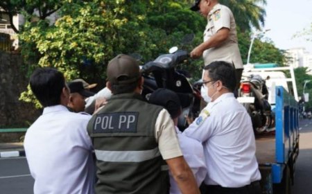 Motor ASN Diderek Karena Langgar Aturan Rabu Wajib Naik Transportasi