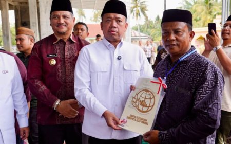 Nusron Serahkan Sertipikat Wakaf dan Bantuan Untuk Masjid di Aceh