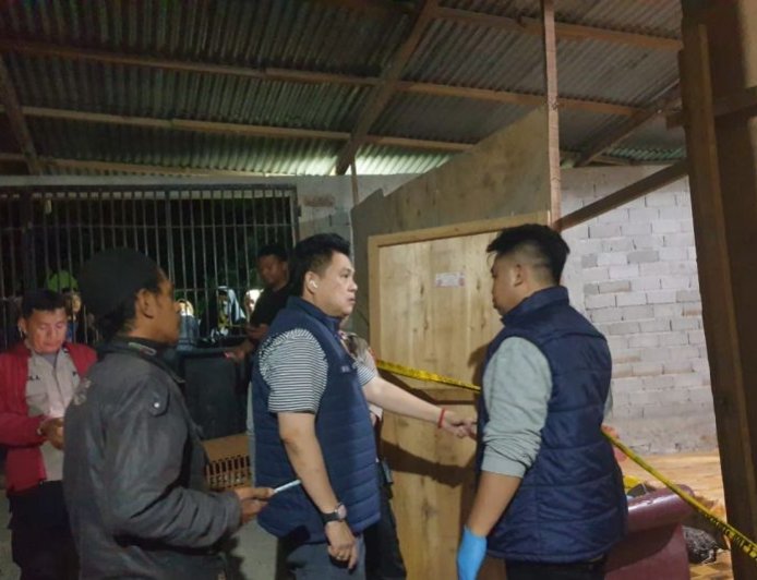 Polisi Evakuasi Tiga Korban dari Pembunuhan Satu Keluarga di Kota Palu, Istri Korban Dirawat di RS