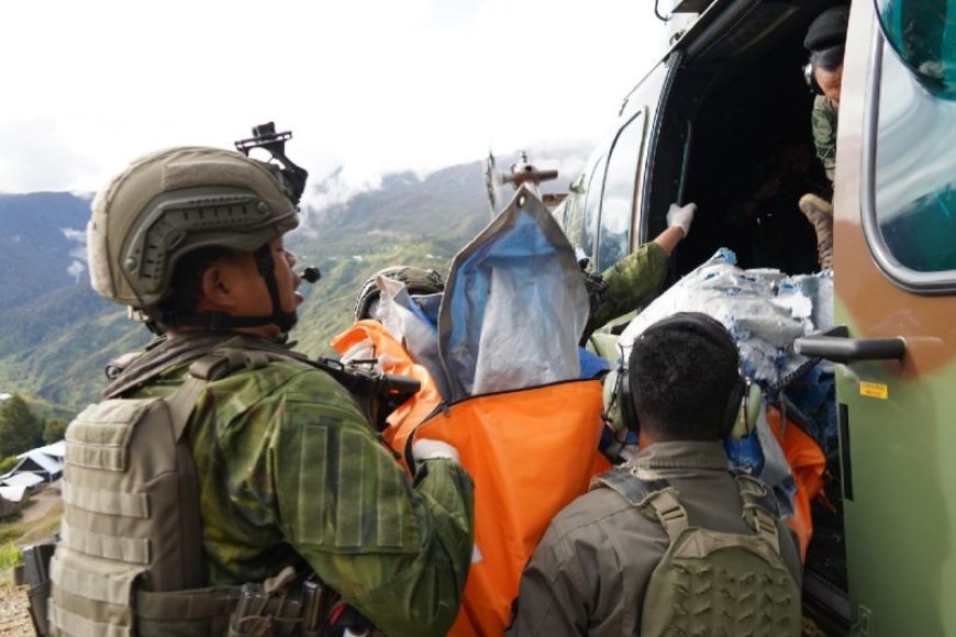 TNI Serahkan Jenazah Pilot AS Yang Ditembak OPM Ke Keluarga