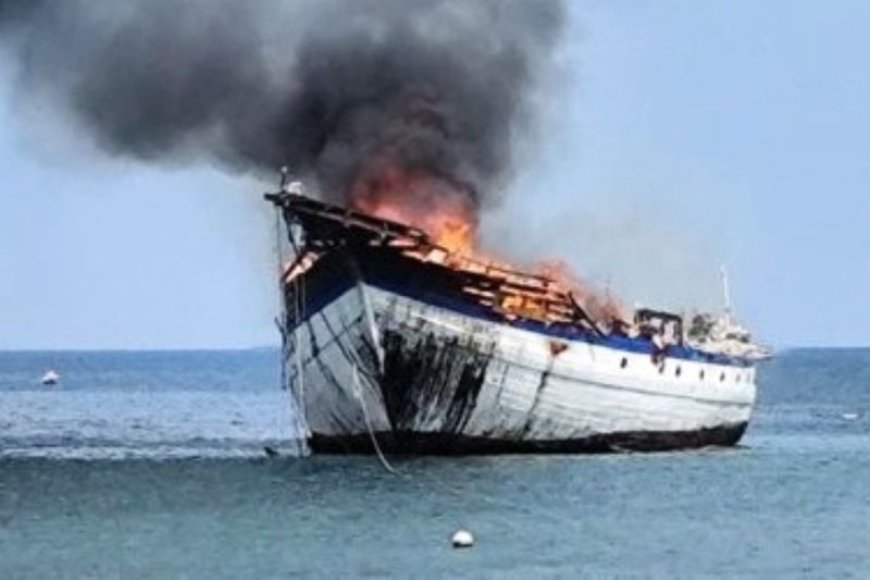 Polisi Selidiki Kapal Pinisi Terbakar di Perairan Bulukumba