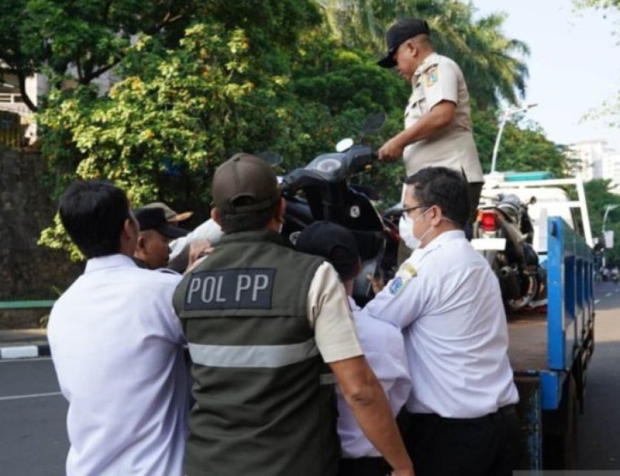 Motor ASN Diderek Karena Langgar Aturan Rabu Wajib Naik Transportasi