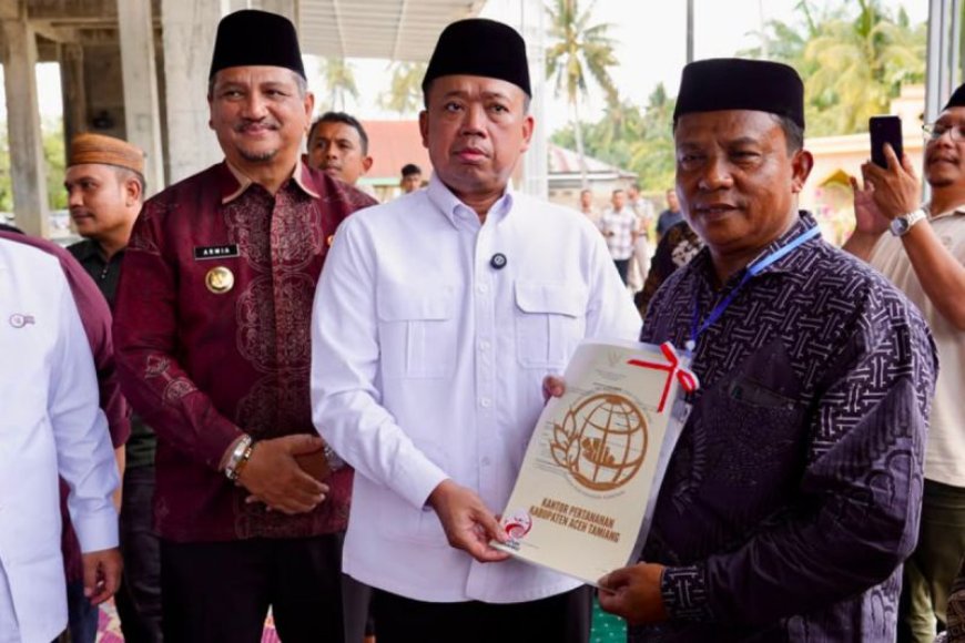Nusron Serahkan Sertipikat Wakaf dan Bantuan Untuk Masjid di Aceh