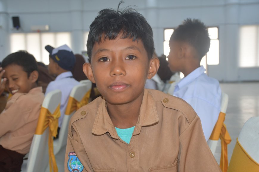 Seragam Sekolah Diberi Kakak  Kelas, Azil Ingin Jadi Polisi