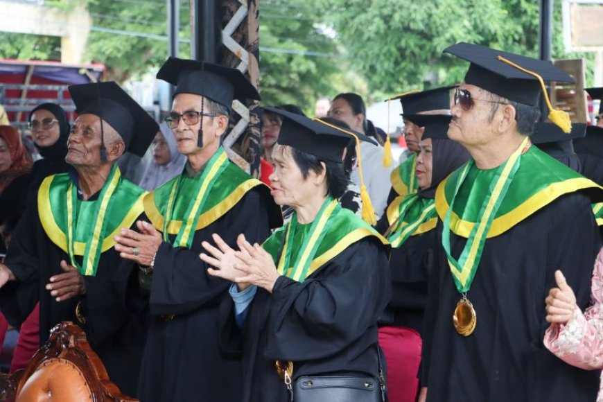 Bangga dan Bahagia, 34 Lansia Diwisuda, Lulus Sekolah Lansia