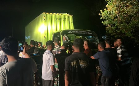 TNI Bantu Evakuasi Truk Ekspedisi Terbalik