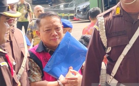 Febrie Adriansyah Tiba di Kejagung Untuk Diperiksa Sebagai Tersangka