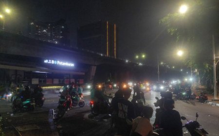 Massa Demonstran Masih Berkerumun di Sekitar Slipi Hingga Jumat Dini Hari