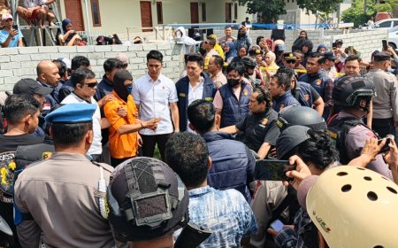 Pra Rekonstruksi Kasus Pembunuhan Satu Keluarga: Tersangka Masuk Rumah Korban Lewat Belakang