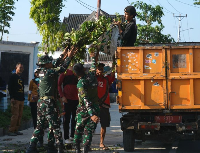 Pemkot dan Kodam Palaka Wira Aksi Bersih-Bersih Lingkungan