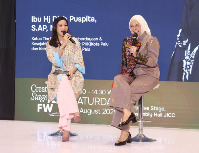Diah Kenalkan “Ulos Simetria”, Perpaduan Ulos dengan Tenun Palu 