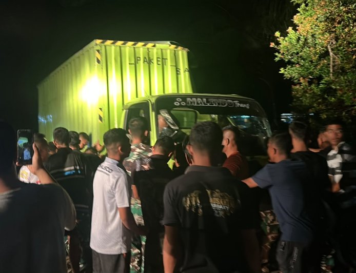 TNI Bantu Evakuasi Truk Ekspedisi Terbalik