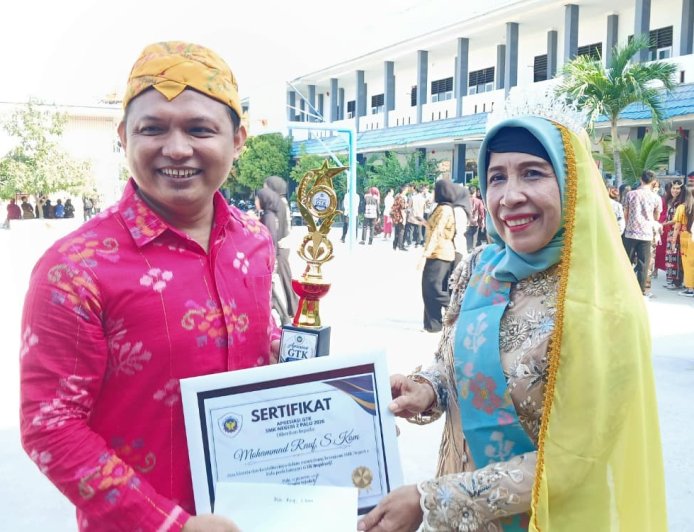 Guru dan Tendik Inspiratif SMK Negeri 2 Palu Dapat Penghargaan