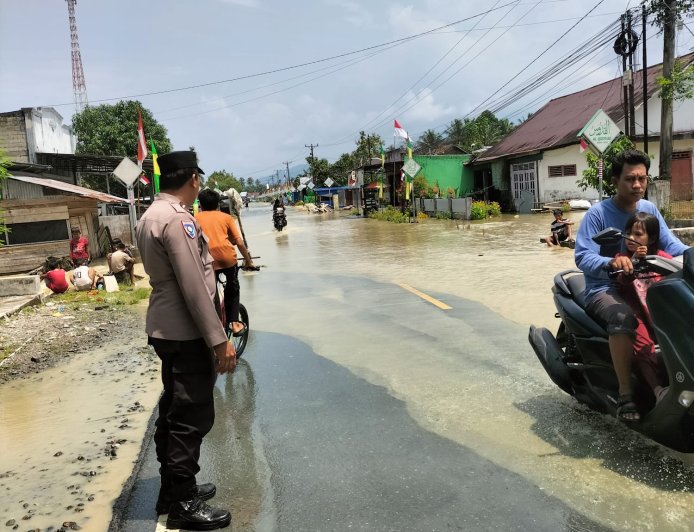 Banjir Rendam Jalan Trans Sulawesi dan Permukiman Warga di Sendana