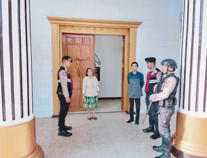 Polisi di Poso Gelar Patroli Presisi di Sejumlah Gereja