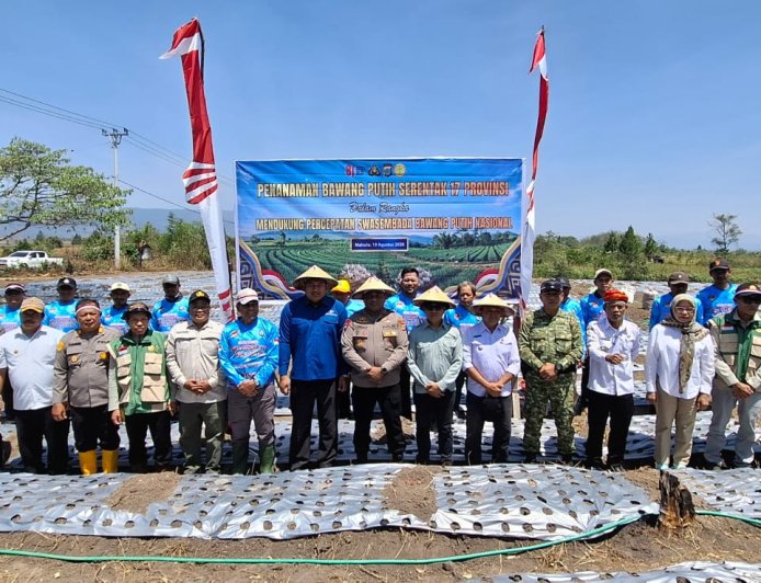 Kapolres Poso Hadiri Penanaman Bawang Putih Serentak