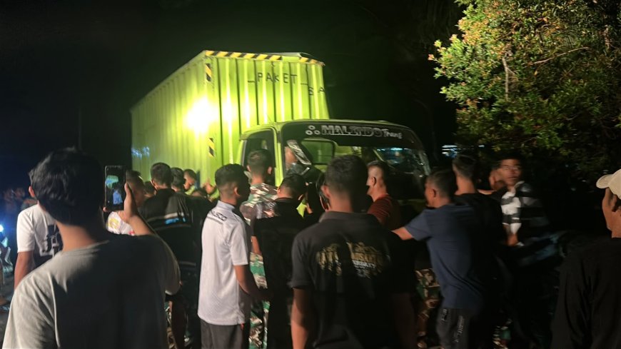 TNI Bantu Evakuasi Truk Ekspedisi Terbalik