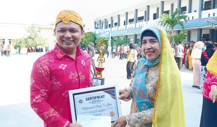 Guru dan Tendik Inspiratif SMK Negeri 2 Palu Dapat Penghargaan