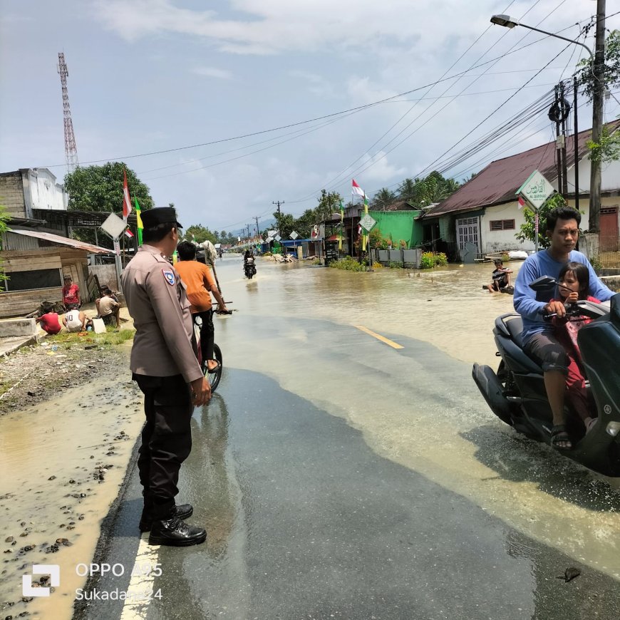 Banjir Rendam Jalan Trans Sulawesi dan Permukiman Warga di Sendana