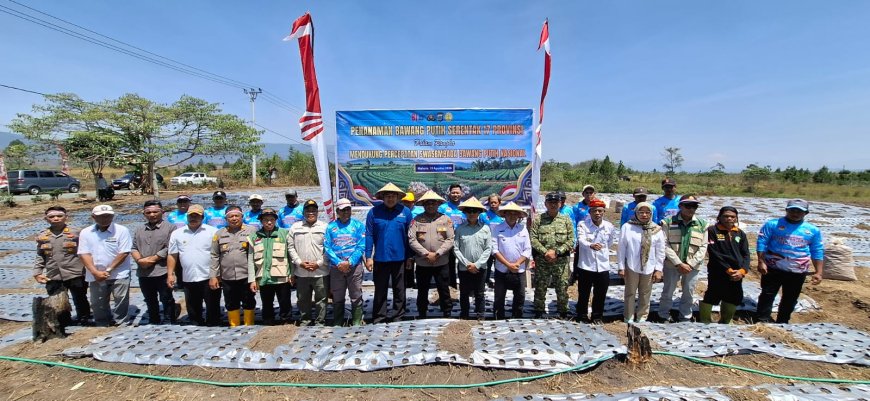 Kapolres Poso Hadiri Penanaman Bawang Putih Serentak