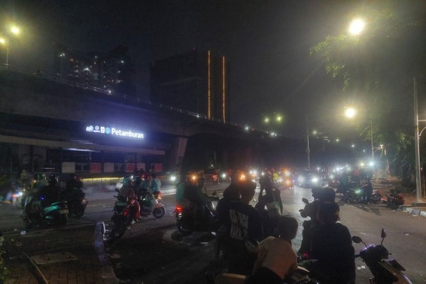 Massa Demonstran Masih Berkerumun di Sekitar Slipi Hingga Jumat Dini Hari