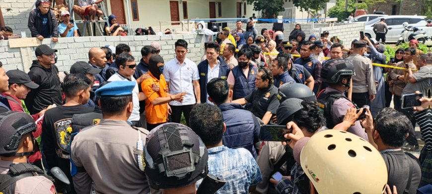 Pra Rekonstruksi Kasus Pembunuhan Satu Keluarga: Tersangka Masuk Rumah Korban Lewat Belakang