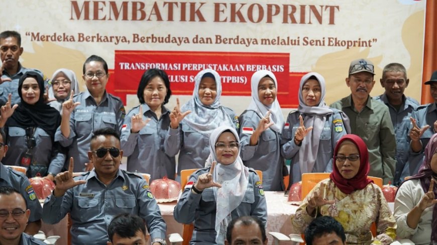 Dorong Kemandirian Ekonomi, Perpustakaan Kota Palu Latih Warga Membatik Ecoprint