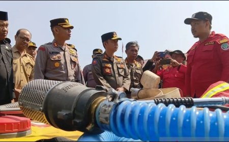 Yonif 714/SM Sigap Padamkan Kebakaran Hutan di Desa Tangkura