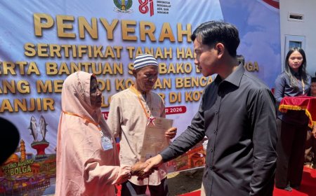 Gibran Saksikan Penyerahan Sertifikat Hak Milik Warga Huntap Sibolga