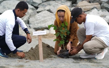 HUT ke-81 TNI AL, Wawali dan Danlanal Sinergi Hijaukan Pesisir Tondo