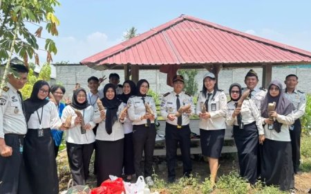 Bapas Kelas I Palu Panen Ubi Kayu dan Berbagi ke Warga