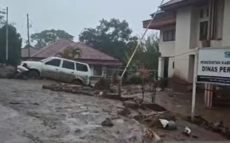 Banjir Bandang Rusak Perkantoran Bupati dan Rumah Warga di Solok   
