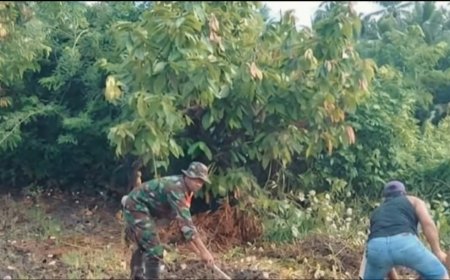 Babinsa Kalora Bersama Warga Gotong Royong Bersihkan Saluran Air