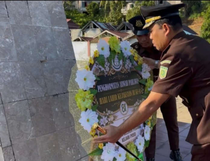 Peringati Hari Lahir Kejaksaan, Kejari Poso Ziarah di TMP Kawua