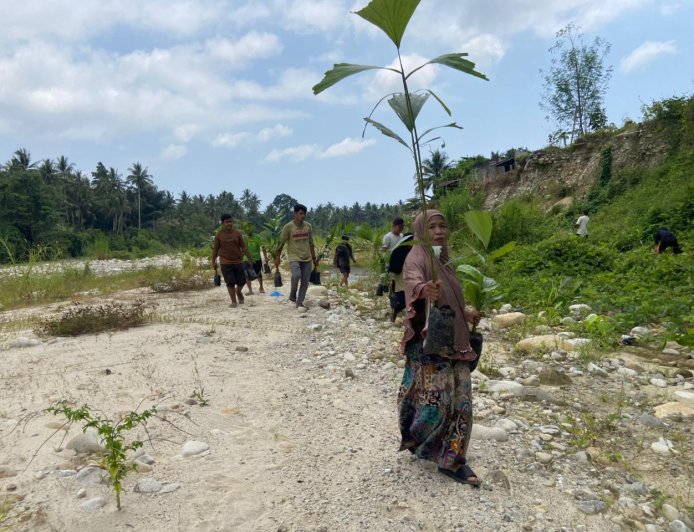 Tanam 100 Aren dan 250 Mangrove, Warga Tanalanto Perkuat Mitigasi