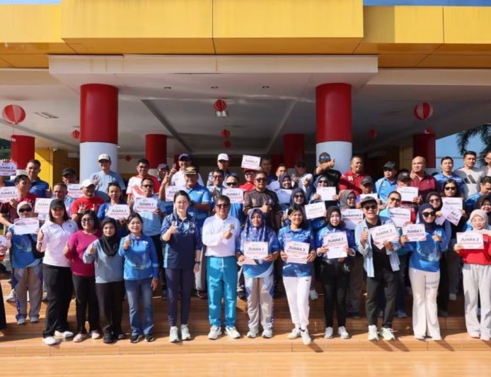 Bupati Poso Serahkan Hadiah Lomba Semarak Kemerdekaan