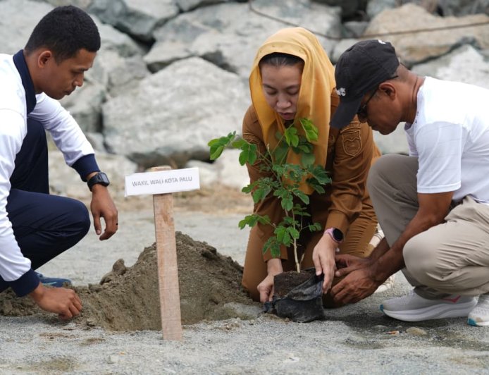 HUT ke-81 TNI AL, Wawali dan Danlanal Sinergi Hijaukan Pesisir Tondo