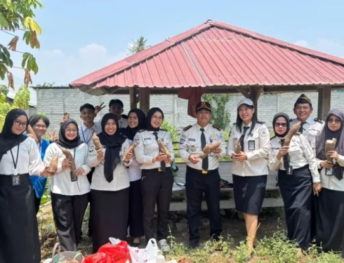 Bapas Kelas I Palu Panen Ubi Kayu dan Berbagi ke Warga