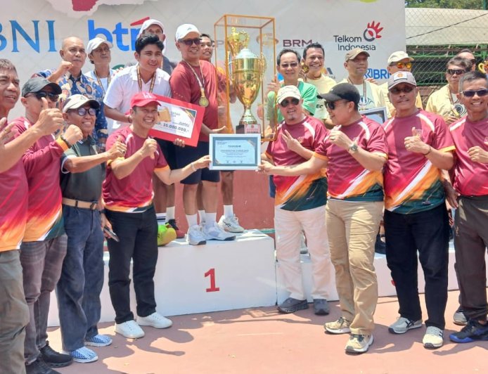 Tuan Rumah Pertahankan Piala Turnamen Tenis Rektor Untad Cup