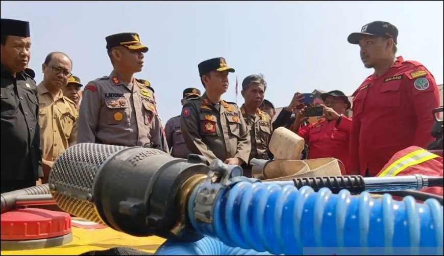 Yonif 714/SM Sigap Padamkan Kebakaran Hutan di Desa Tangkura