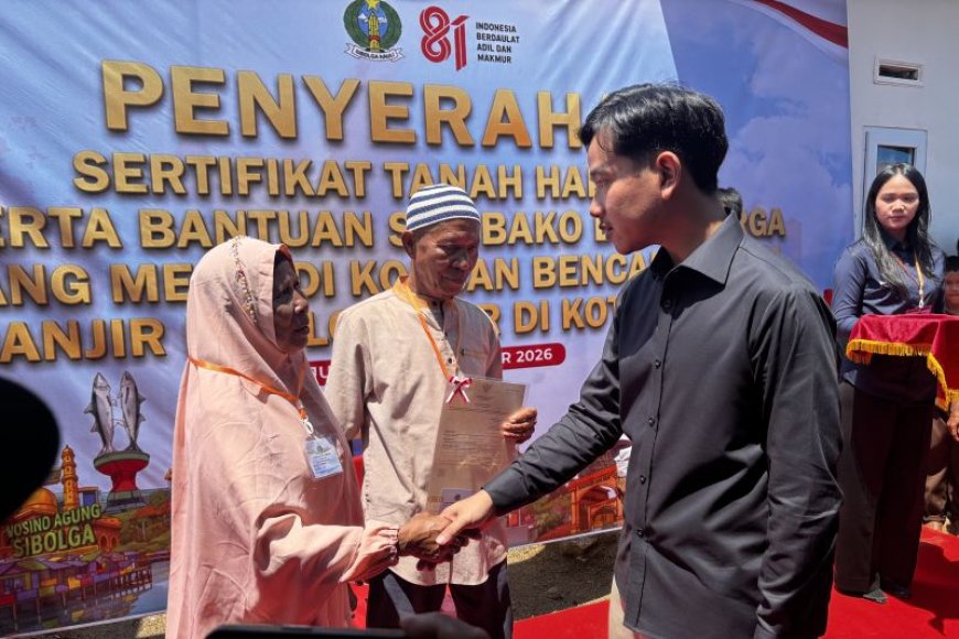 Gibran Saksikan Penyerahan Sertifikat Hak Milik Warga Huntap Sibolga